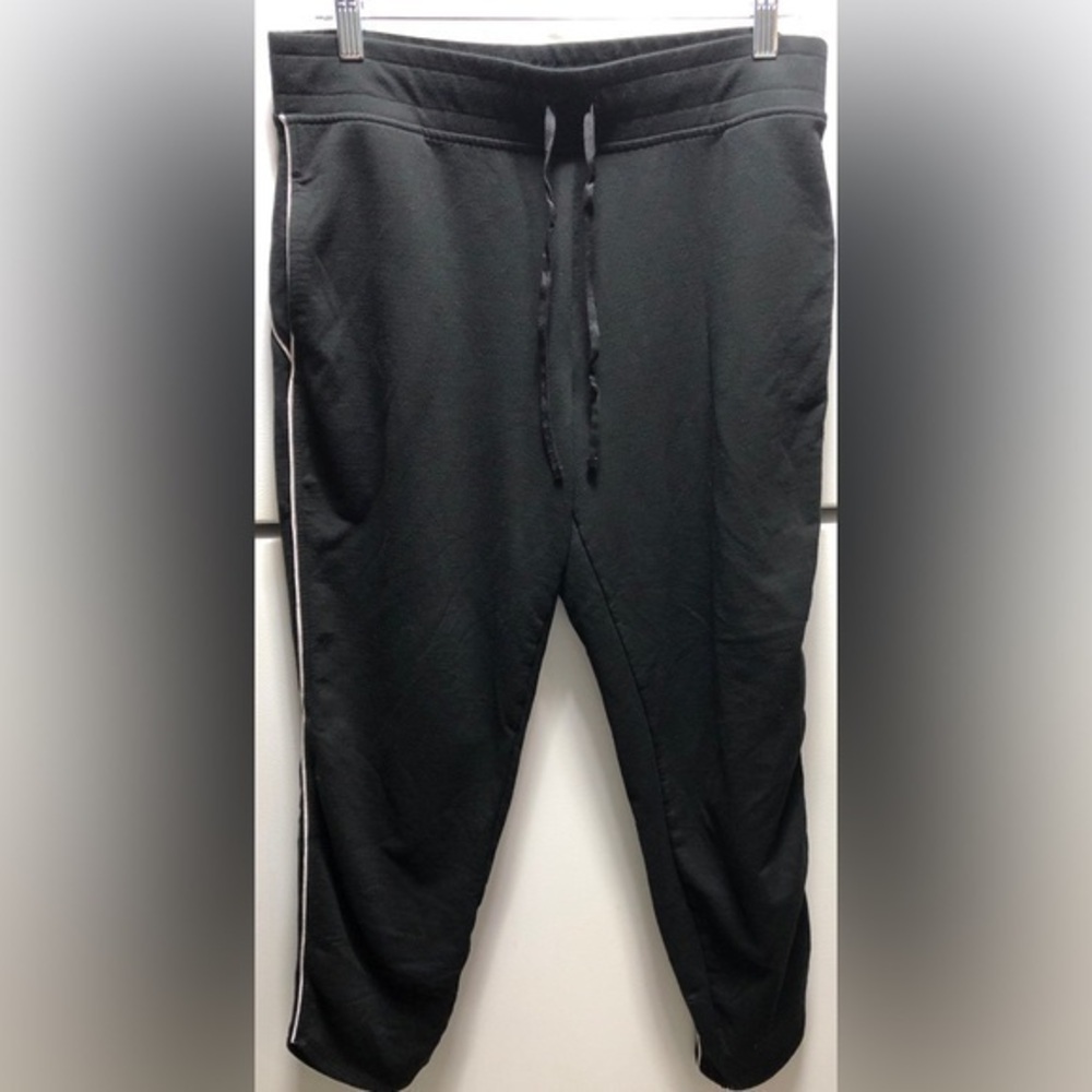 🪽Victoria’s Secret Sport Black Capri Pants